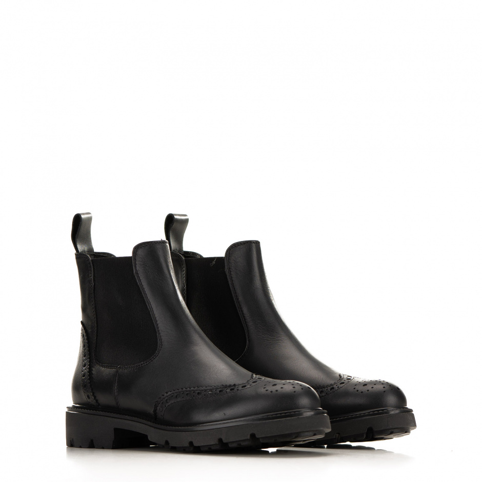 UMA PARKER Women's black ankle boots - look 4