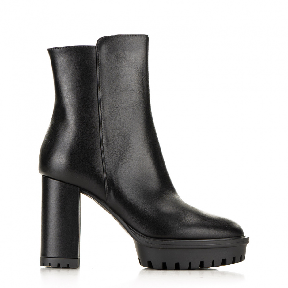 Bianca Di Women's black ankle boots in leather - look 1