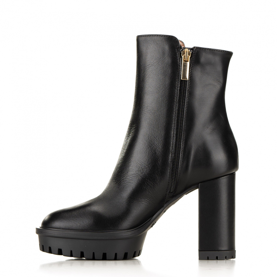 Bianca Di Women's black ankle boots in leather - look 3