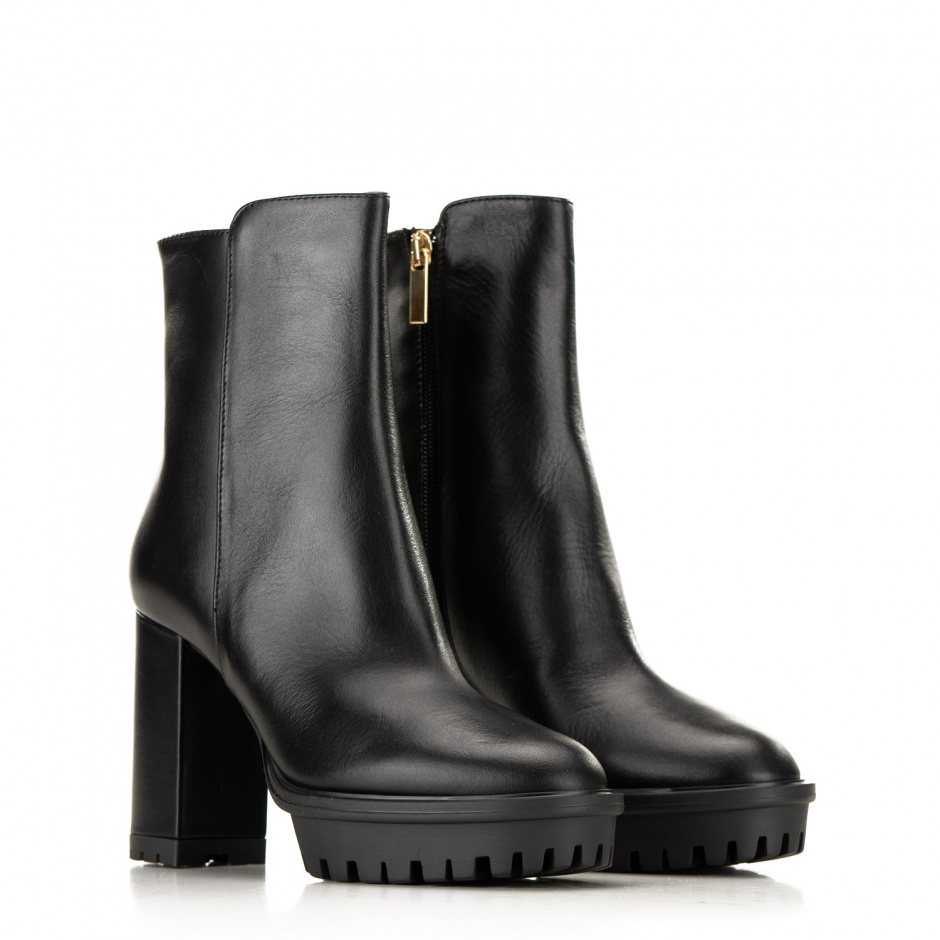 Bianca Di Women's black ankle boots in leather - look 2